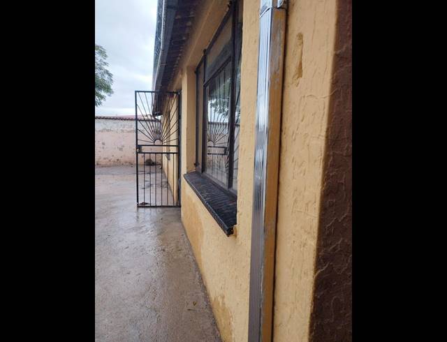 2 BEDROOM HOUSE FOR SALE IN MOROKA